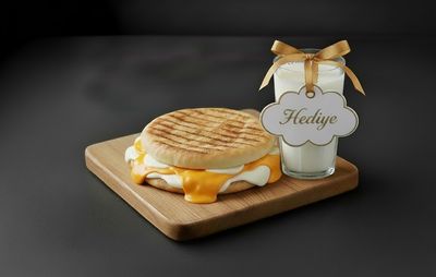 Mozarellalı Cheddarlı Domatesli Bazlama Tost