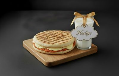 Kaşarlı Salçalı Bazlama Tost