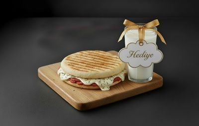 Kaşarlı Kekikli Salçalı Bazlama Tost