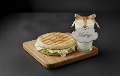 Pestolu Mozarellalı Bazlama Tost