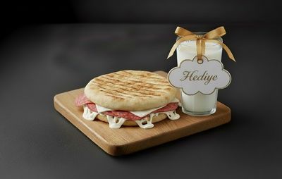 Salamlı Kaşarlı Bazlama Tost