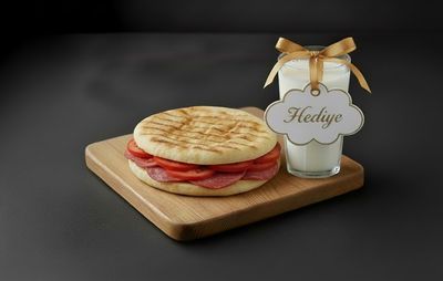 Salamlı Domatesli Bazlama Tost