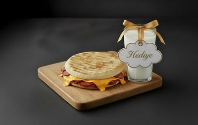 Salamlı Cheddarlı Bazlama Tost