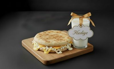 Dört Peynirli Bazlama Tost