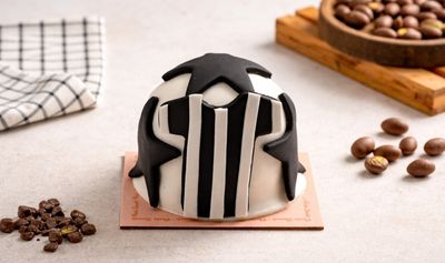 Siyah Beyaz Figürlü Pasta 