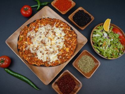Kaşarlı Lahmacun