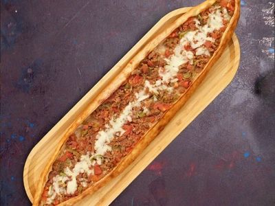 Kuşbaşılı Kaşarlı Pide