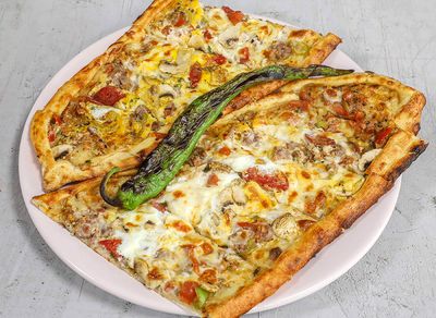 Pastırmalı Kavurmalı Kaşarlı Pide