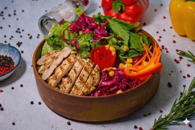 Izgara Tavuklu Salata