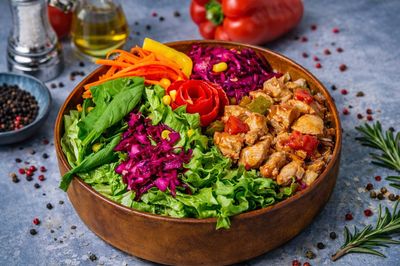 Soslu Tavuklu Salata