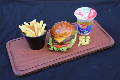 Dopagen Cheeseburger Menü