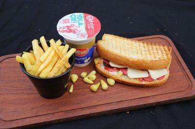 Kavurmalı Kaşarlı Tost & Ayran Menü