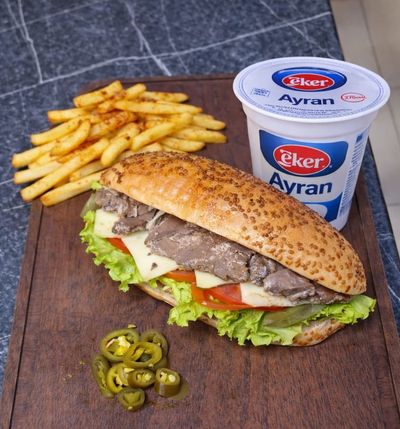Kavurmalı Kaşarlı Sandviç & Ayran Menü