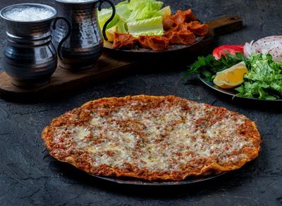 Kıymalı & Kaşarlı Lahmacun