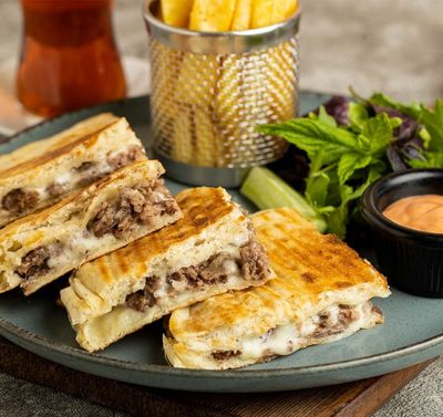 Kavurmalı Kaşarlı Tost Menü