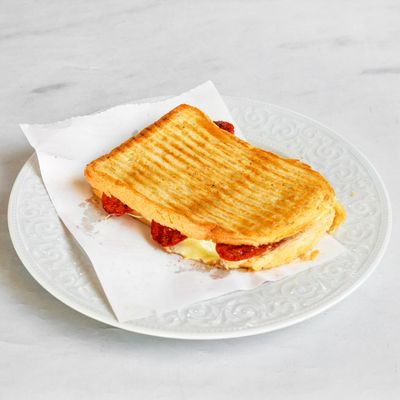 Kaşarlı Sucuklu Tost (Tost Ekmeğine)