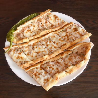 Kıymalı Kaşarlı Pide