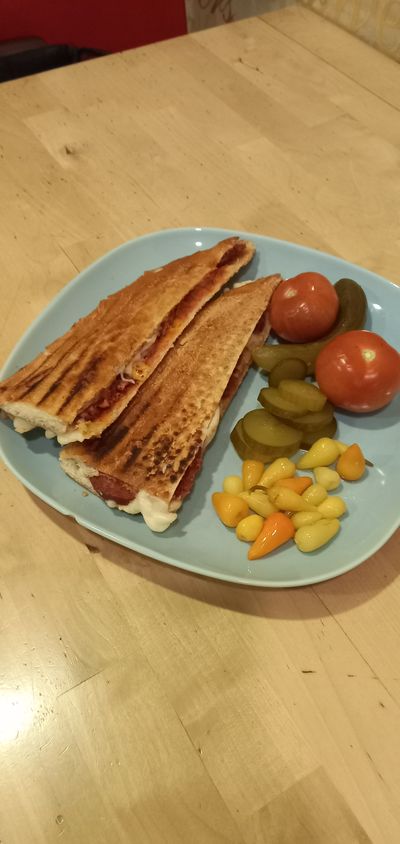 Tam Ekmek Sucuklu Kaşarlı Sanayi Tost