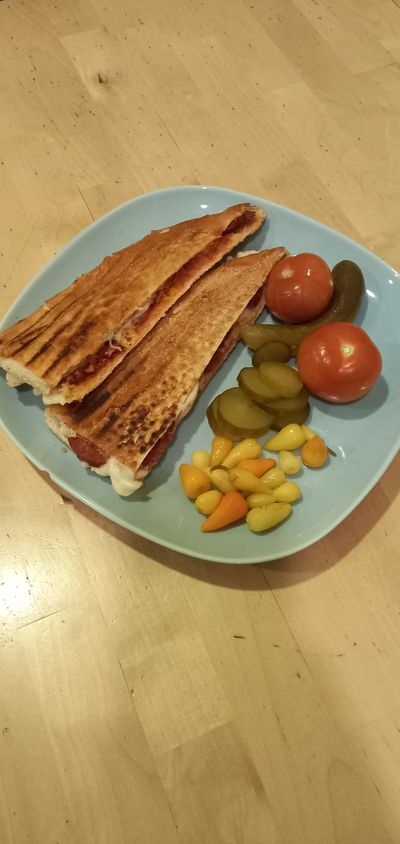 3/4 Ekmek Sucuklu Kaşarlı Sanayi Tost