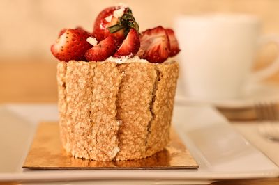 Çilekli Budapeşte Pasta