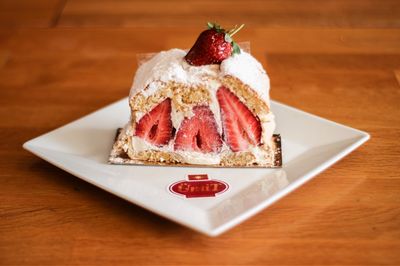 Çilekli Kardinal Pasta