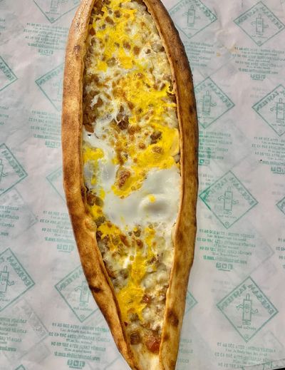 Kuşbaşılı Kaşarlı Yumurtalı Pide