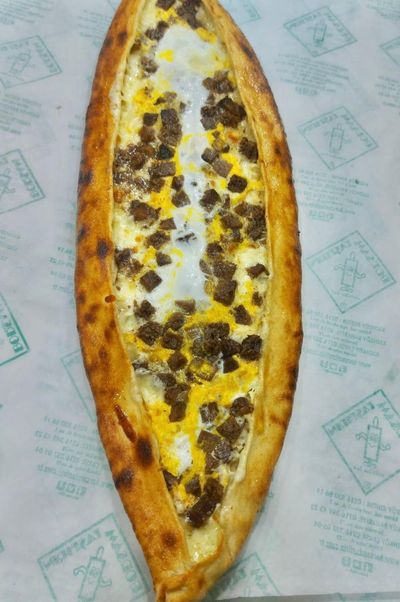 Kavurmalı Kaşarlı Yumurtalı Pide