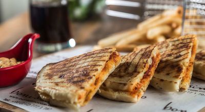 Bazlama Ekmeğine Sucuklu Tost