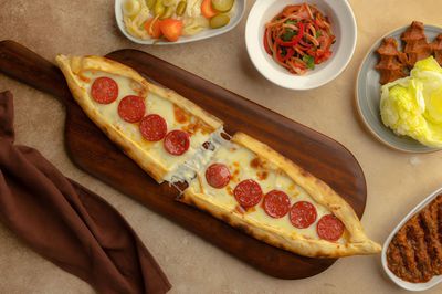 Sucuklu Kaşarlı Pide