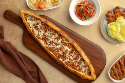 Kuşbaşılı Kaşarlı Pide