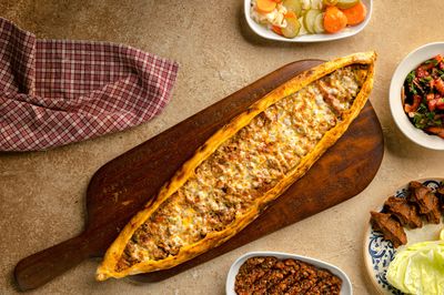 Kuşbaşılı Kaşarlı Mantarlı Pide