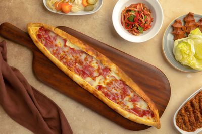 Dana Pastırmalı Kaşarlı Pide