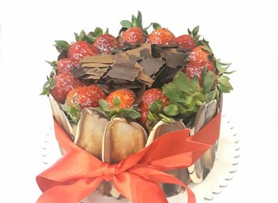 Çilekli Çikolatalı Pasta (No.0) (4-6 Kişilik)