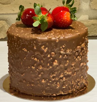 Çikolatalı & Çilekli Pasta (4 - 6 Kişilik)