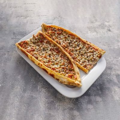 Kıymalı Kaşar Peynirli Pide