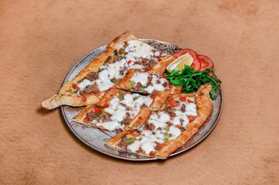 Kuşbaşılı Kaşarlı Pide