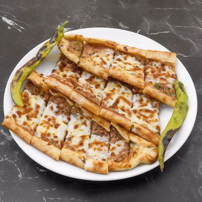 Kıymalı Kaşarlı Pide