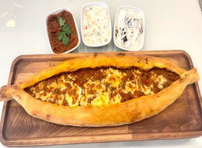Kıymalı Kaşarlı Pide