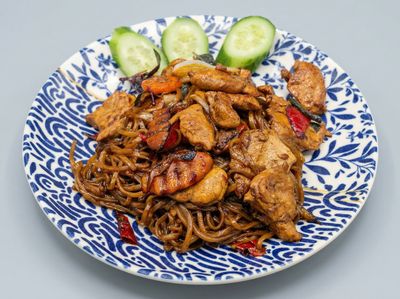 Kızarmış Acılı Erişte (Tavuk) & Drunken Noodles (Chicken)