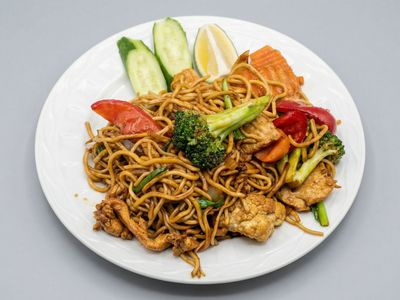 Kızarmış Yumurtalı Erişte (Tavuk) & Fried Egg Noodles (Chicken)