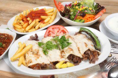 Soslu Soğanlı Kaşarlı Et Döner Dürüm