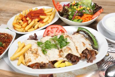 Soslu Kaşarlı Et Döner Dürüm