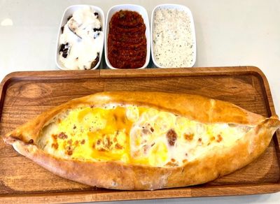 Yumurtalı Kaşarlı Pide