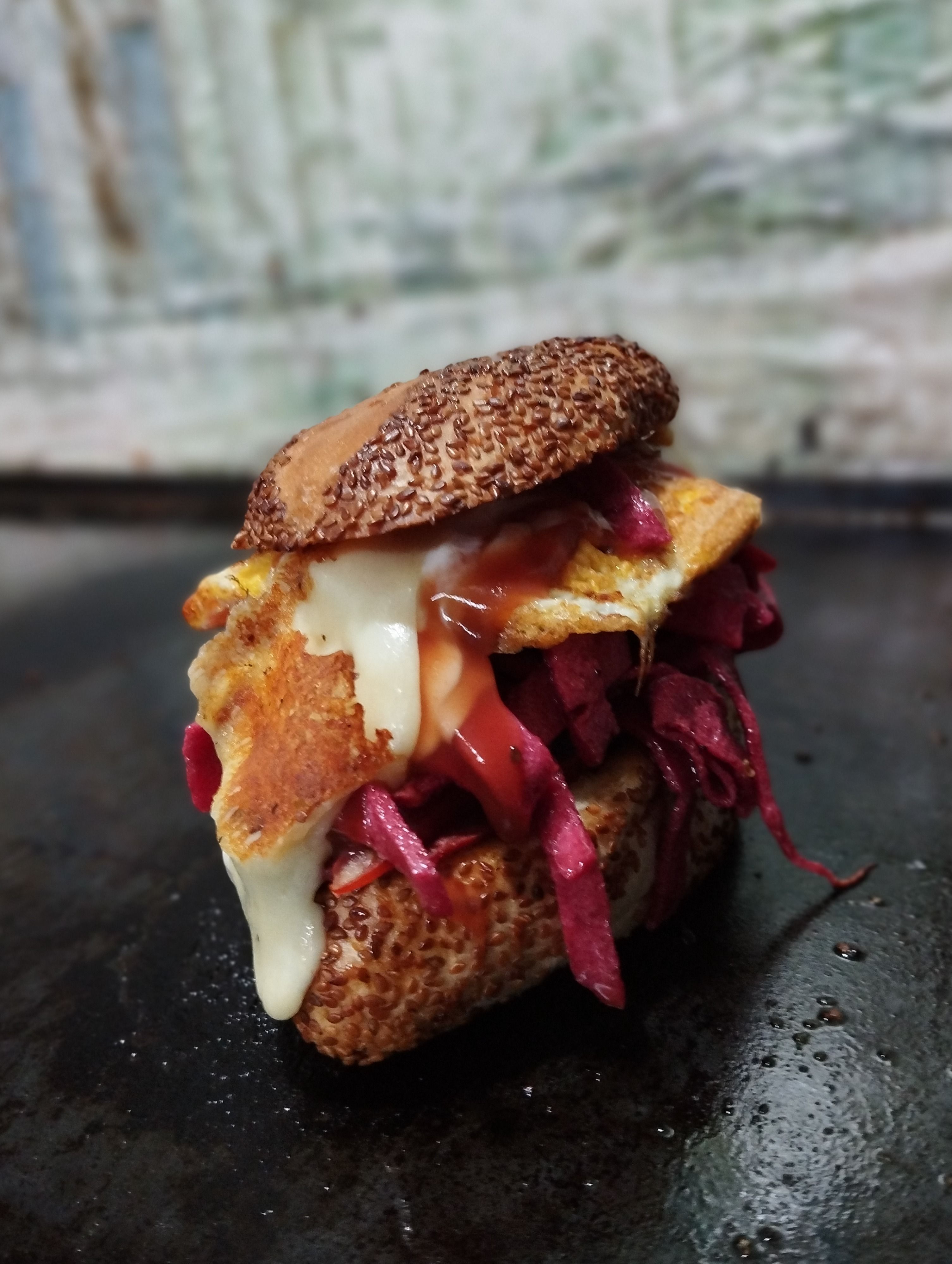 Ferroo Special Acılı Atom Bombe Kumru Sandviç Menü