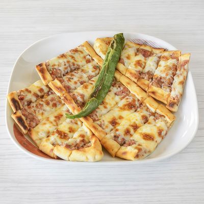 Kıymalı Kaşarlı Yumurtalı Pide