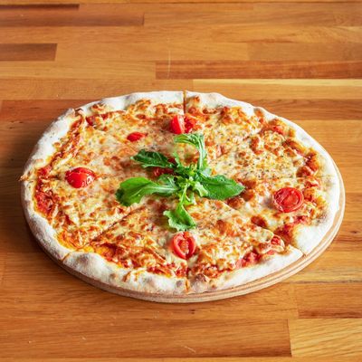 Domatesli Kaşarlı Pizza