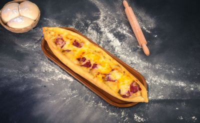 Füme Etli Cheddarlı Pide