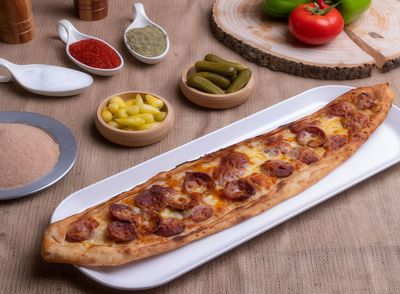 Sucuklu Kaşarlı Pide
