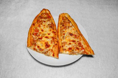 Kuşbaşılı Kaşarlı Pide