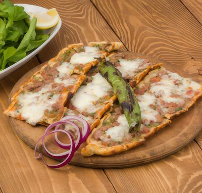 Kıymalı Kaşarlı Pide